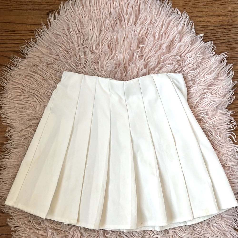 Subdued white pleated skirt